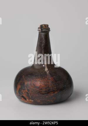 Weinflasche mit Wein aus dem Wrack der Ostindianer t Vliegend Hart, 1700 - 1735 Wein Uivid Weinflasche aus grünem Glas gefüllt mit rotem (Portwein) und mit Kork und Draht verschlossen. Niederlande Glas Stockfoto