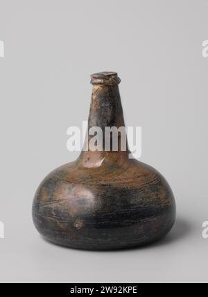 Weinflasche mit Wein aus dem Wrack der Ostindianer t Vliegend Hart, 1700 - 1735 Wein Uivid Weinflasche aus grünem Glas gefüllt mit rotem (Portwein) und mit Kork verschlossen. Der Faden, den der Kork halten musste, ist verschwunden. Niederlande Glas Stockfoto