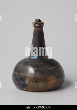 Weinflasche mit Wein aus dem Wrack der Ostindianer t Vliegend Hart, 1700 - 1735 Wein Uivid Weinflasche mit grünem Glas gefüllt mit rotem (Portwein) und verschlossen mit Kork und Draht, den der Korken halten musste. Niederlande Glas Stockfoto