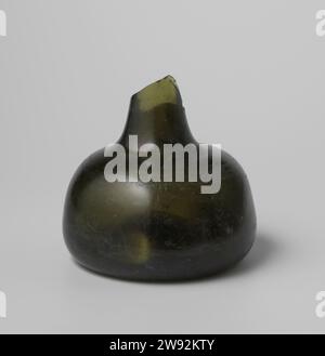 Weinflasche aus dem Wrack der Ostindianer t Vliegend Hart, 1700 - 1735 Uivid-Flasche mit gebrochenem Hals aus grünem Glas mit rotem (Portwein) Wein. Niederlande Glas Stockfoto