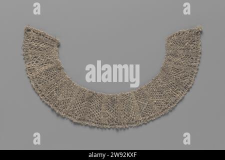 Kloskant Kragen aus grauer Wolle, M. Schutten-Putters, ca. 1925 - ca. 1949 Kloskant Kragen - niederländische Seite - für den unverpackte und handgesponnene Wolle eines grauen Schafes verwendet wird. Halbkreisförmiges Modell. Das sich wiederholende Muster besteht aus Problemen, die abwechselnd in Leinen- und Netzhub auftreten. Der Kragen ist außen mit einer offenen picot-Kante und kurzen Seiten versehen. Der Kragen wurde von Frau Schutten-Putters, Direktorin des Kantklosvereniging Het Molenwiekje, gefertigt. Der Verein hatte eine „Wollseitenabteilung“ namens „t Web“, die sich auf Spitzenspulen mit Wolle spezialisierte. Designer: Hoorn (Nein Stockfoto