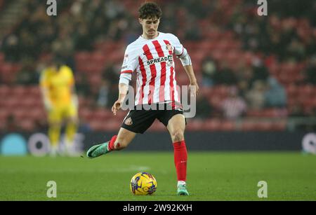 Sunderland, Großbritannien. Dezember 2023. Sunderlands Trai Hume während des Sky Bet Championship Matches zwischen Sunderland und Coventry City im Stadium of Light, Sunderland am Samstag, den 23. Dezember 2023. (Foto: Michael Driver | MI News) Credit: MI News & Sport /Alamy Live News Stockfoto