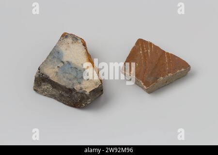 Sharf einer Kanne und einer Kachel aus dem Wrack der Ostindianer t Vliegend Hart , 1700 - 1735 Kachel Sharf einer krakelée delfter Blaue Kachel mit Rudern und einem Scherben eines Steinguts, der von außen rotbraun und innen glasiert ist. Niederlande Steingut. Steingut. Glasur Stockfoto