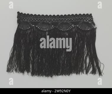 Streifen schwarze Häkelseite mit Rüschen, anonym, ca. 1850 - ca. 1899 Streifen schwarze Häkelseite mit Rüschen. Das Häkeln erinnert durch die fächerförmigen Motive an die Düse. Europäisches Häkeln aus Baumwolle (Textil) Stockfoto