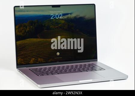 New York, USA – 22. Dezember 2023: Bildschirm auf dem neuen Macbook Pro mit Sonoma OS sperren Stockfoto