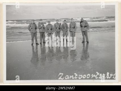 Deutsche Soldaten in Zandvoort, 1941, 1941 Fotografie Amateurfoto deutscher Soldaten von 1941 in Zandvoort. Sieben Männer sind in Uniform am Ufer des Meeres. Zandvoort fotografische Unterstützung Besatzung  Krieg. Die Firma, die Einheit, die Truppe... Militärdienst Zandvoort Stockfoto