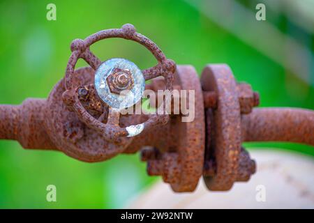 Alte und rostige Armatur veralteter chemischer Industrieanlagen Stockfoto