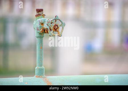 Alte und rostige Armatur veralteter chemischer Industrieanlagen Stockfoto