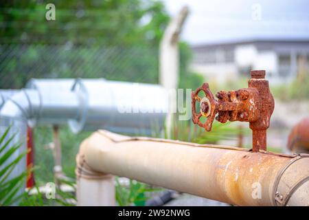 Alte und rostige Armatur veralteter chemischer Industrieanlagen Stockfoto