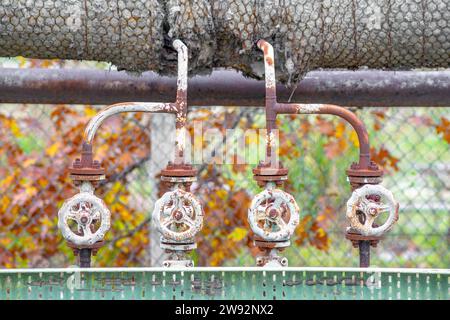 4 alte und rostige Armaturen in einer Chemiefabrik. Stockfoto