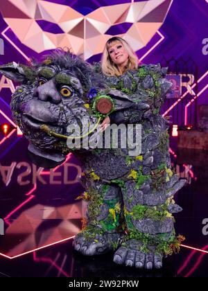 Köln, Deutschland. Dezember 2023. Mieze Katz, Sängerin der Band Mia, steht als unmaskierter Charakter „The Troll“ im Finale der ProSieben-Show „The Masked Singer“ auf der Bühne. Quelle: Rolf Vennenbernd/dpa/Alamy Live News Stockfoto