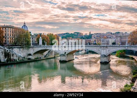 Ponte Vittorio Emanuele II, eine Brücke mit drei Bögen über den Tiber, im historischen Zentrum von Rom, Italien. Stockfoto