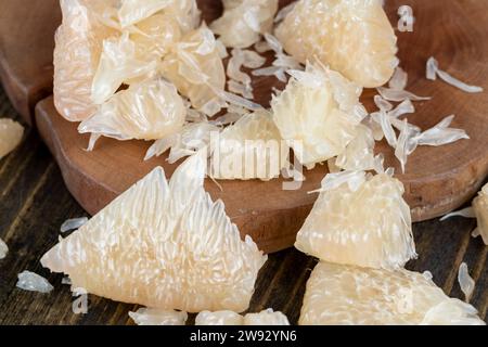 Frisch geschälter rosa Pomelo auf dem Tisch, süßer frischer Zitruspomelo auf dem Küchentisch Stockfoto