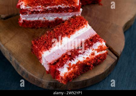 Frischer Kuchen mit Erdbeergeschmack, Erdbeerbonbons und Desserts Stockfoto