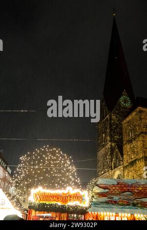 Weihnachtsmarkt Bremen, im rgen, Unser Lieben frauen Kirche 23.12.2023, Bremen Mitte Freie Hansestadt Bremen Deutschland *** Weihnachtsmarkt Bremen, in der rgen, Marienkirche 23 12 2023, Bremen Mitte Freie Hansestadt Bremen Deutschland HB Weihnachtsmarkt 23.12.23 LR-9901 Stockfoto