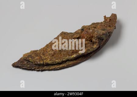 Deckel oder Unterfragment eines Fasses oder Fasses aus dem Wrack des Ostindischen Wracks t Vliegend Hart, um 1700 - um 1735 das Fragment eines Holzdeckels eines Fasses war ursprünglich rund. Jetzt ist etwa ein Drittel von ihnen vorbei. Wahrscheinlich Eiche, braun, auf der einen Seite Konkretion, auf der anderen sauber. Zylinder. Holz (pflanzliches Material) Stockfoto