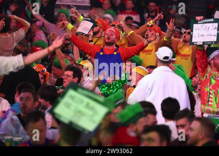 Alexandra Palace, London, Großbritannien. Dezember 2023. 2023/24 PDC Paddy Power World Dart Championships Tag 9 Abendsession; Darts Fans in Fancy Dress Credit: Action Plus Sports/Alamy Live News Stockfoto