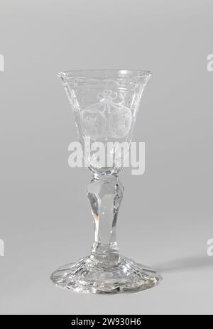 Weinglas mit dem Wappen der niederländischen Generalstaaten und der Flagge der Vereinigten Staaten von Amerika, anonym, 1782 Kelch facettiert, geschwungener Fuß. Facettierte Baluster-Stämme. Kelch in Klock-Form mit facettiertem, abgerundetem Boden. Auf einem gesicherten Feld wurden zwei ovale Kartuschen mit einem Bogen eingraviert: Im linken Wappen der Generalstaaten (Kletterlöwe mit Pfeilbündel und Schwert), rechts eine geneigte Burg mit Falltür, beidseitig eine Kanone; das Tor ist mit einer Flagge der Vereinigten Staaten von Amerika gemacht, wie es vom 14. Juni 1777 bis zum 1. Mai 1795 galt. Datiert; M.: MDCCLXXXII. Glassblo Stockfoto