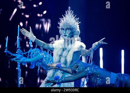 Köln, Deutschland. Dezember 2023. Die Figur „die Eisprinzessin“ steht im Finale der ProSieben-Show „der maskierte Sänger“ auf der Bühne. Quelle: Rolf Vennenbernd/dpa/Alamy Live News Stockfoto