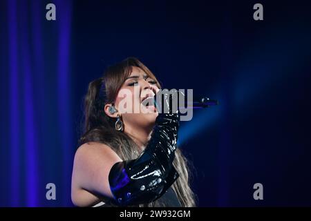 NEJ aka Nej (Nejoua Laamri) Konzert à Paris Bercy ACCOR Arena Stockfoto