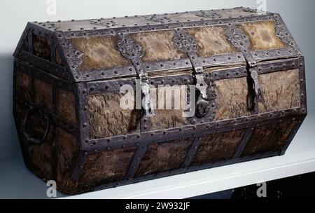 Zeemanskist, anonym, 1700 - 1800 Etui aus Eiche, bedeckt mit einer Siegelhaut und ausgestattet mit teilweise geschmiedetem Eisen. Das Gehäuse ist achteckig, hat ein Schloss und zwei Überfälle für Vorhängeschlösser und zwei Griffe an den schmalen Seiten. Zwei Schotten innen. Nördliche Niederlande (möglich) Holz (Pflanzenmaterial). Eiche (Holz). Haut (kollagenes Material). Eisen (Metall) Stockfoto