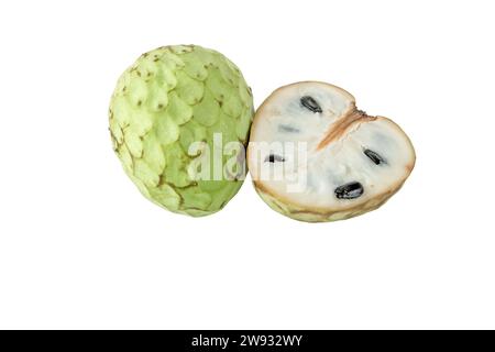 Chirimoya oder Cherimoya ganze und halbgeschnittene Früchte, isoliert auf weiß. Annona Cherimola oder Pudding Apfel. Stockfoto