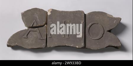 Ziegelstein mit Inschrift anno. ,, ca. 1712 Band mit Anno. Der Stein ist in drei Stücke gebrochen (KOG-als-178 bis KOG-als-178-1-3). Der obere linke Punkt des Menübands fehlt. Das Band gehört zu einem Band mit dem Jahr 1712 (KOG-als-178-2). Niederlande (möglicherweise) . Stockfoto