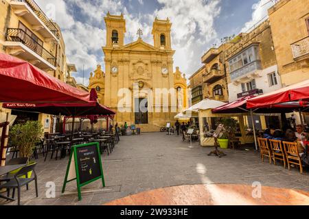 Victoria, die Inselhauptstadt von Gozo, wird von ihren Einwohnern immer noch Rabat genannt – die Stadt wurde 1887 anlässlich des Goldenen Jubileums von Königin Victoria offiziell umbenannt. Triq San Ġużepp in der Altstadt. Stockfoto