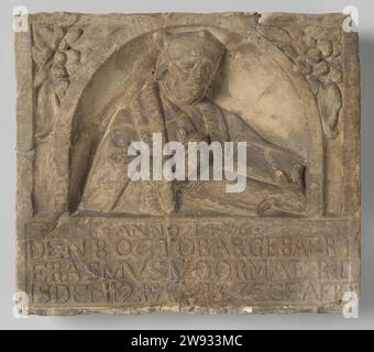 Mit Ziegelstein Erasmus mit Bildunterschrift: Anno 1476 den 8 Ocotbar Gebaert ErasmvS Voormaert ist der 12 mx 1536 geaert. ,, ca. 1400 - ca. 1950 liegendes Rechteck mit einer Nische, in der ein Mann (Erasmus) halb mit einem bestrahlten Buch auf dem linken Arm steht. In der linken und rechten oberen Ecke ein Blumenstrauß und unterhalb der Nische die Inschrift in 1476 den 8 octo bar Gebaert ErasmvS Voordmaert ist der 12 mx 1536 geaert. Niederlande (möglicherweise) . Stockfoto