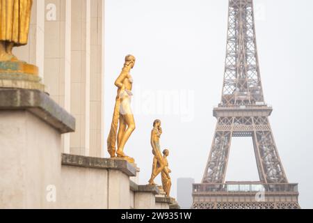 Regnerischer Eiffelturm vom Place du Trocadero in Paris - Frankreich Stockfoto