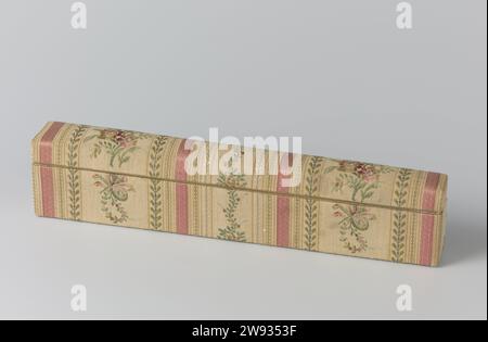 Fächerkarton aus Pappe, bedeckt mit Seide mit Streifenmotiv mit Blumengefäßen in den Farben Rot, Rosa, Grün und Gold, anonym, ca. 1900 - ca. 1915 Waaierdug aus Pappe, bedeckt mit Seide mit Streifenmuster mit Blumengefäßen in den Farben Rot, Rosa, Grün und Gold. Die Kanten, an denen Box und Deckel einander berühren, sind mit einem goldfarbenen Kragen versehen. Die Innenseite ist mit glänzendem elfenbeinfarbenem Papier bedeckt. Box und Deckel sind auf einer Seite miteinander verbunden. Niederlande (möglicherweise) vollständig: Pappe. Außen: Seide. Innen: Papier. Platine: Stockfoto