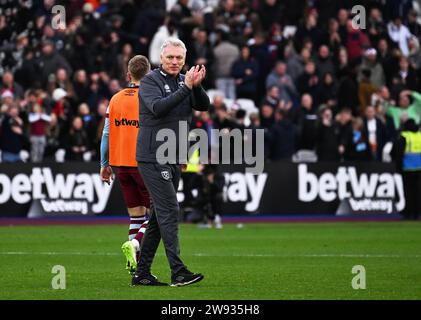 London, Großbritannien. Dezember 2023. David Moyes, der Manager von West Ham Utd, applaudiert den Fans nach dem Spiel.Premier League Spiel, West Ham Utd gegen Manchester United im London Stadium, Queen Elizabeth Olympic Park in London am Samstag, den 23. Dezember 2023. Dieses Bild darf nur für redaktionelle Zwecke verwendet werden. Foto nur für redaktionelle Verwendung von Sandra Mailer/Andrew Orchard Sportfotografie/Alamy Live News Credit: Andrew Orchard Sportfotografie/Alamy Live News Stockfoto