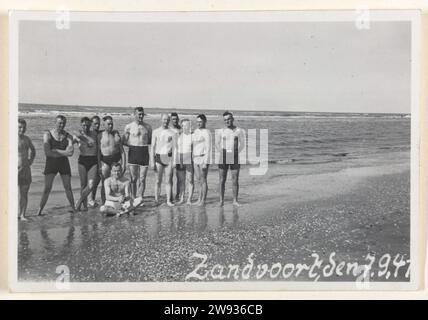 Deutsche Soldaten in Zandvoort, 1941, 1941 Fotografie Amateurfoto deutscher Soldaten von 1941 in Zandvoort. Eine Gruppe von Männern in Badeanzügen ist am Ufer des Meeres, ein Sitz. Zandvoort fotografische Unterstützung Besatzung  Krieg. Die Firma, die Einheit, die Truppe... Militärdienst. Erholung  der Soldat aus dem Dienst. In oder neben dem Wasser (am Strand) Zandvoort Stockfoto