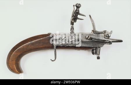 FIRECT, ANONYM, 1750 - 1850 Tander-Box mit seitlich öffnbarer rechteckiger Schublade aus Eisen und glattem Holzkolben, der in einer Spitze endet und außerdem in verschiedene Bereiche geschnitten wird. Der Hahn besteht aus Eisen und hat einen runden Stift am Kopf, der festgezogen werden kann, um den Feuersteinbrunnen zu befestigen. Der Feuerstahl besteht aus Eisen und hängt über einer runden Öffnung, in der der Zunder platziert wurde. Der Sockel der Zunderbox besteht aus Eisen und hat zwei gewellte Beine, auf denen die Zunderbox ruhen kann. Der Traktor besteht aus Eisen und hat einen kleinen Bogen, damit der Finger besser greifen kann Stockfoto