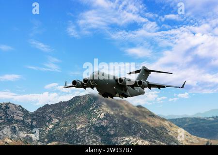 Moreno Valley, CA, USA - 3. Mai 2023: Ein Tanker der Air Force C-17 der Vereinigten Arabischen Emirate, der vom März AFB abfährt. Stockfoto