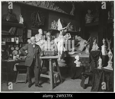 Bildhauer Bart van Hove in seinem Atelier auf der zweiten Constantijn Huygensstraat 81 in Amsterdam, Sigmund Löw (zugeschrieben), 1946 Fotografie. Später drucken Amsterdam RC Papier Gelatine Silberdruck Porträt, Selbstporträt des Bildhauers Amsterdam Stockfoto