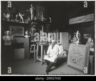 Bildhauer Abraham Hesselink in seinem Atelier, Plantage French 25, Amsterdam, Sigmund Löw (zugeschrieben), nach 1946 Fotografie. Später drucken Amsterdam RC Papier Gelatine Silber Druck Porträt, Selbstporträt des Bildhauers Plantage Französisch Stockfoto