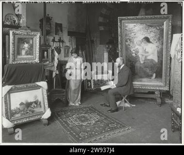 Maler Hobbe Smith mit einem Modell in seinem Atelier im Sarphatipark 42, Amsterdam, Sigmund Löw (zugeschrieben), nach 1946 Fotografie. Später drucken Amsterdam RC Papier Gelatine Silberdruck Maler bei der Arbeit, in seinem Atelier. Der Maler und seine Muse Sarphatipark Stockfoto