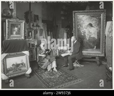 Maler Hobbe Smith mit einem Modell in seinem Atelier im Sarphatipark 42, Amsterdam, Sigmund Löw (zugeschrieben), 1903 Foto. Später drucken Amsterdam RC Papier Gelatine Silberdruck Maler bei der Arbeit, in seinem Atelier. Der Maler und seine Muse Amsterdam Stockfoto