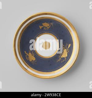 Untertasse mit Musikinstrumenten, anonym, ca. 1800 Porzellanschale auf hohem Fußring, blau und Gold bemalt. In der Mitte ein Medaillon und an der Wand ein Band mit Gold, auf dem Blau angebracht ist. Es gibt drei Mal ein Musikinstrument. Goldene Reifen am Rand. Frankreich Porzellan. Glasur. Goldmalerei/Vergoldung/Verglasung Stockfoto