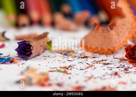 Scharfer Bleistift in verschiedenen Farben auf Papier Nahaufnahme, Schulbedarf Buntstifte auf Papier Stockfoto