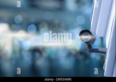 Moderne Überwachungskamera an der Gebäudewand im Freien, Platz für Text Stockfoto