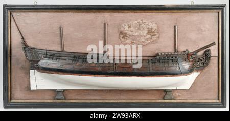 Halbmodell einer 24-Kanonen-Fregatte, de Boot, 1768 Schiffsmodell. Halbmodell. bauherstellermodell gerahmtes, polychromes Formmodell (Steuerbord), vollständig gepflanzt, aus einem Dreimast. Oberdeck mit zwölf Kanonenöffnungen, unter zwölf Rudertoren, keine Kanonenpositionen auf dem Halbdeck oder im Abfalleimer. Kromme Voorsteven mit gekröntem Löwen, ausgeklügelte Galjoen. Der Zeeg-Reis rückwärts, zwei Bergholz und ein Reehout, Mauerspiegel, hohler wulf, Zaun und Seitengalerie eines Stockwerks mit Schneidearbeiten, Geraden und Ruder mit quadratischem Rosonkönig. Das Modell ist mit Stützen und Damenblöcken, Kranstange und den unteren Enden der Masten ausgestattet Stockfoto