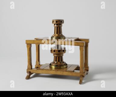 Modell Einer Doppelkapsel, Rijkswerf Vlissingen (möglich), ca. 1821 Demonstrationsmodell Modell einer Doppelkapsel in einem Holzrahmen, der zwei Decks darstellt. Die obere Capstan ist für acht Windbäume, die untere für zehn. Beide haben vier Plätze im Fuß gegen den Rückgang. Die obere Capstan hat einen hohlen hölzernen König, in dem der ausgedehnte Metallkönig der unteren Capstan läuft; mit zwei Eisenspießen durch die obere Trommel sind die beiden Könige miteinander verbunden, so dass die beiden Kapstander zu einem werden. Wenn die Spias entfernt werden, hat man zwei unabhängige Cape Stander. Skala 1:10 (Schätzwert Stockfoto