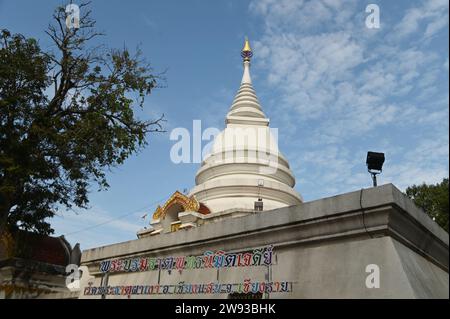 Weiße Pagode auf der Spitze des Berges im Wat Phra That Pha Ngao Tempel. Befindet sich in der Provinz Chiang Rai in Thailand. Stockfoto