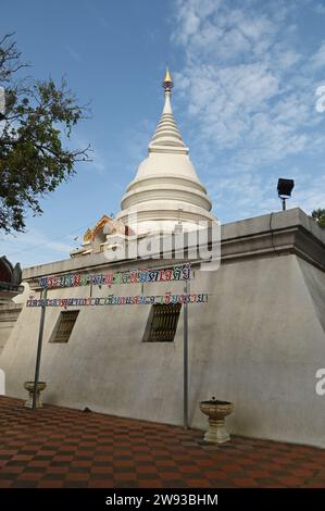 Weiße Pagode auf der Spitze des Berges im Wat Phra That Pha Ngao Tempel. Befindet sich in der Provinz Chiang Rai in Thailand. Stockfoto