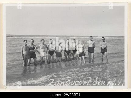 Deutsche Soldaten in Zandvoort, 1941, 1941 Fotografie Amateurfoto deutscher Soldaten von 1941 in Zandvoort. Eine Gruppe von Männern in Badeanzügen ist am Ufer des Meeres. Zandvoort fotografische Unterstützung Besatzung  Krieg. Im oder am Wasser (am Strand). Erholung  der Soldat aus dem Dienst. Die Firma, die Einheit, die Truppe... Militärdienst Zandvoort Stockfoto