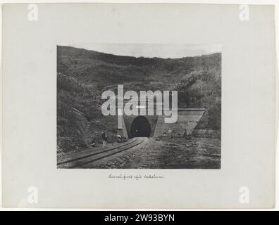 Tunnel, frontzijde Soekaboemi, anonym, 1880 - 1888 Fotografieren Sie den Eingang zum Eisenbahntunnel in Soekaboemi. Teil einer Gruppe von 62 Fotos in einer Box mit der Aufschrift „Staatsspoorwegen auf Java“ von 1888. Java-Unterstützung für Fotos Sukabumi Stockfoto