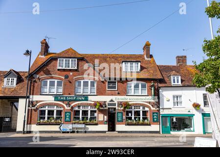 Fordingbridge, Stadt in New Forest Hampshire und The Ship Inn Public House and Restaurantunterkunft, England, Großbritannien, 2023 Stockfoto