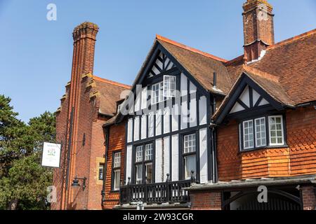 Beaulieu Village im New Forest und Montagu Arms Hotel und Montys Restaurant, Hampshire, England, Großbritannien, 2023 Stockfoto